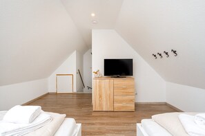 2 bedrooms, iron/ironing board, free WiFi