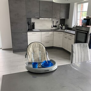 Fridge, microwave, oven, stovetop - Hochwertiges Ferienhaus in Direkter Kanallage (Hinte Loppersum)