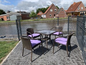 Outdoor dining - Hochwertiges Ferienhaus in Direkter Kanallage (Hinte Loppersum)
