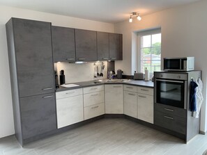 Fridge, microwave, oven, stovetop - Hochwertiges Ferienhaus in Direkter Kanallage (Hinte Loppersum)