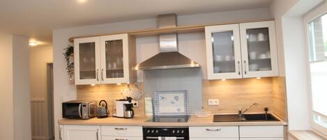 冷蔵庫、電子レンジ、オーブン、コンロ