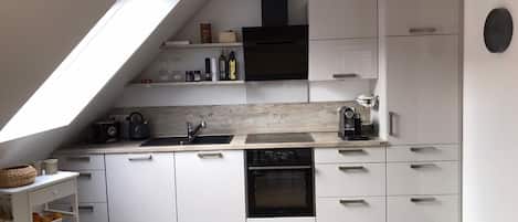 Jääkaappi, mikroaaltouuni, uuni, liesi