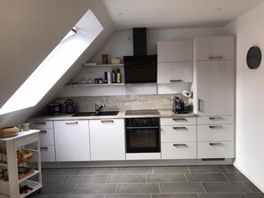 Fridge, microwave, oven, stovetop - Modern vacation apartment (80sqm) for 4 people with balcony near the twin mills (Greetsiel)