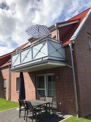 Outdoor dining - Modern vacation apartment (80sqm) for 4 people with balcony near the twin mills (Greetsiel)