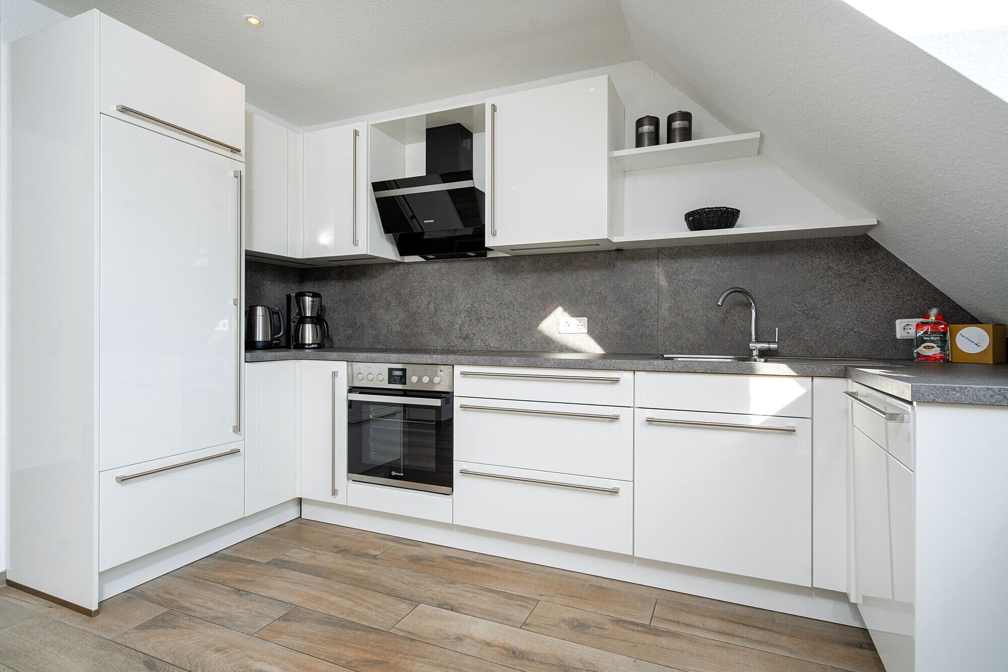 Kjøleskap, ovn, kokeplater og oppvaskmaskin