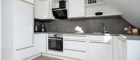 冷蔵庫、オーブン、コンロ、食器洗い機