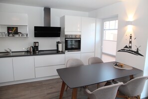 Fridge, oven, stovetop, dishwasher - Traumhafte Erdgeschosswohnung Inkl. Sauna mit Wasserblick (Greetsiel)