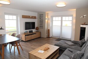 Fernseher, Kamin, Bücher