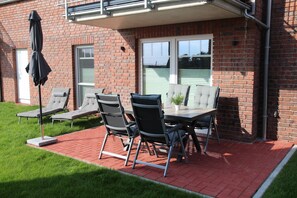 Outdoor dining - Schöne Neubau-eg-wohnung im Greetsieler Grachten-park II! (Krummhörn)