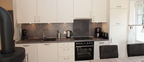 Frigorifero, microonde, forno, piano cottura