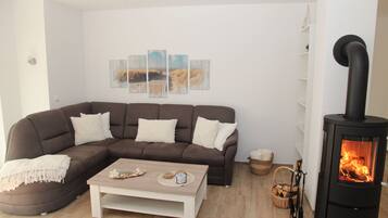 Tv, pejs, dvd-afspiller, bøger