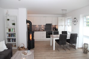 Kylskåp, mikrovågsugn, ugn och spishäll