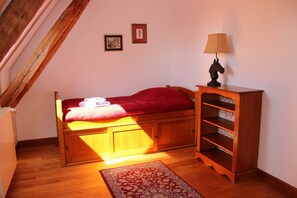 3 bedrooms, desk, iron/ironing board, travel cot - Gîte de La Devèze - private cinema - horses welcome (Cœur-de-Causse)