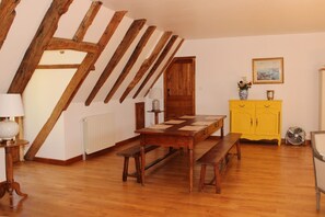 Dining - Gîte de La Devèze - private cinema - horses welcome (Cœur-de-Causse)