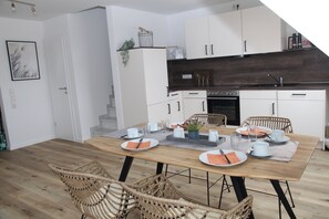 Dining - Gemütliche Obergeschosswohnung mit Balkon in Zweiter Reihe zum Wasser (Greetsiel)