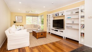 Smart-tv och eldstad