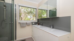 Bañera, secador de pelo, toallas