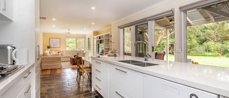 Fridge, microwave, stovetop, dishwasher