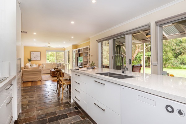 Light filled central well equipped kitchen
