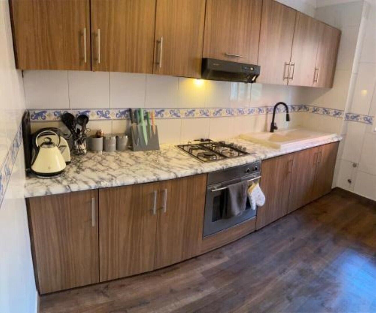 Fridge, oven, stovetop, coffee/tea maker