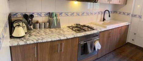 Fridge, oven, stovetop, coffee/tea maker