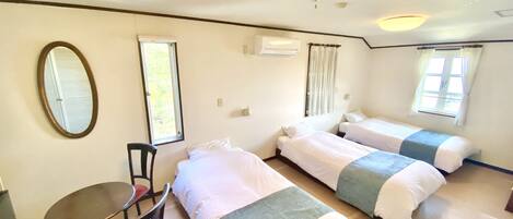 Habitación triple Deluxe, 3 camas individuales, vistas al mar | Wifi gratis y ropa de cama