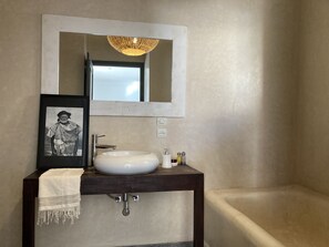 A bathroom with a white sink, a mirror, and a bathtub. - Le Patio du Lac (Lalla Takarkoust)