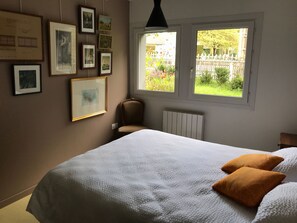 2 bedrooms, free WiFi, bed sheets - Single-floor house in Chartres, cathedral view, accessible (Chartres)
