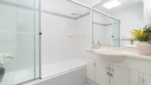 Bathtub, hair dryer - The Reef is a little piece of heaven and the perfect place to enjoy your next beach getaway. (Boomerang Beach)