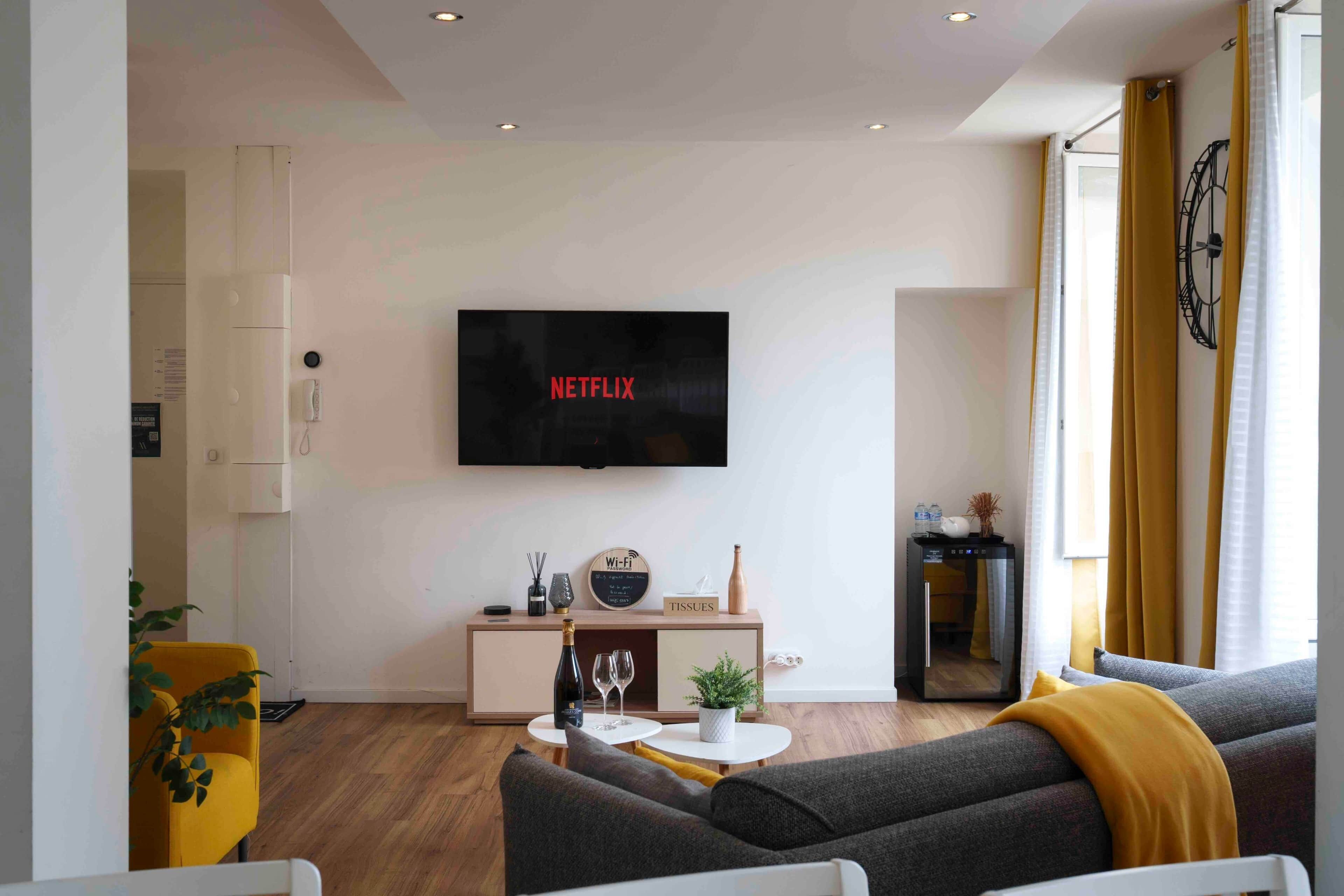 Smart-TV, Bücher, Stereoanlage