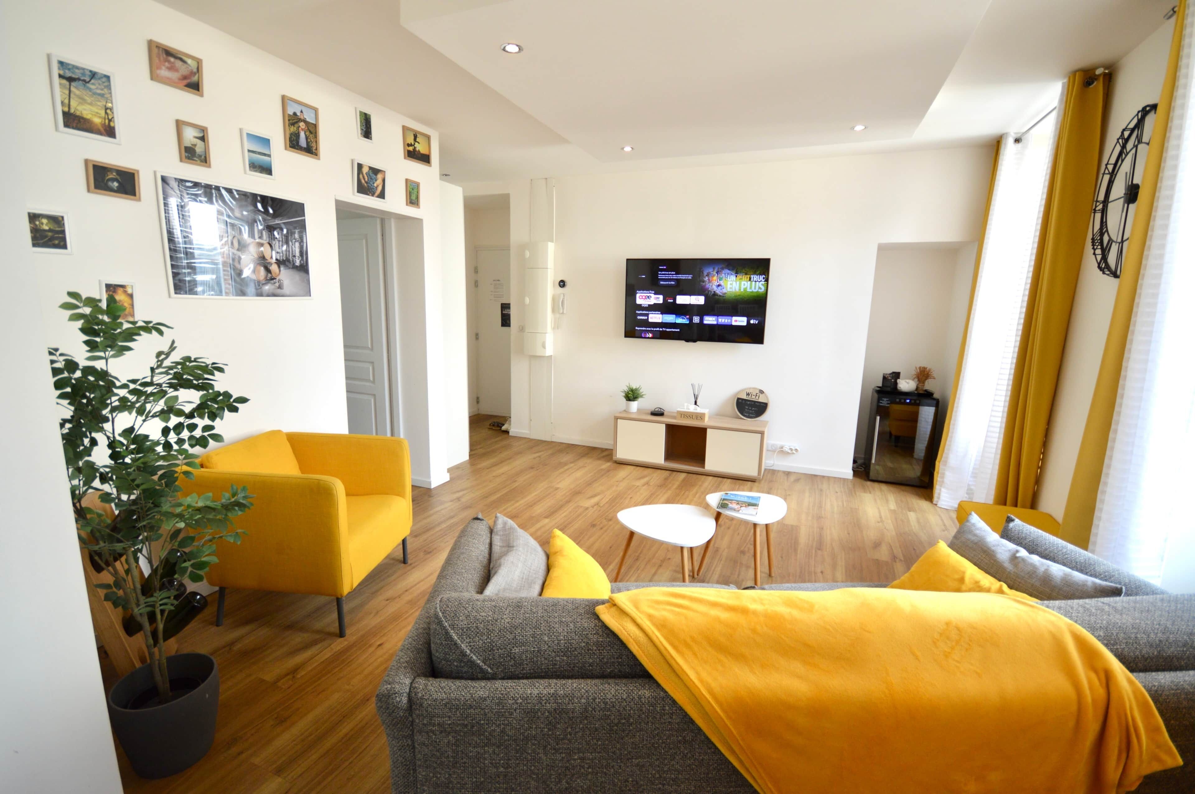 Een smart-tv, boeken en een stereo