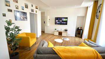 Een smart-tv, boeken en een stereo