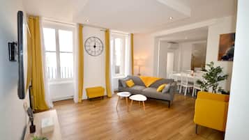 Smart TV, books, stereo