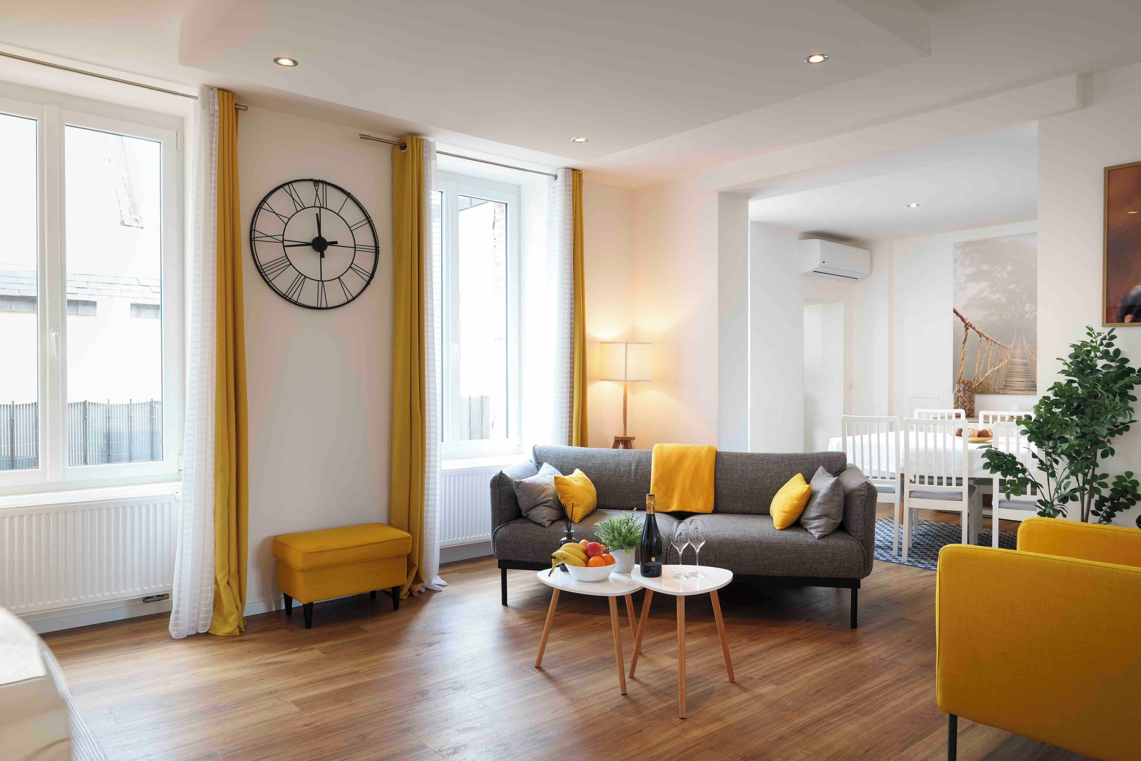 TV connectée, livres, chaîne hi-fi