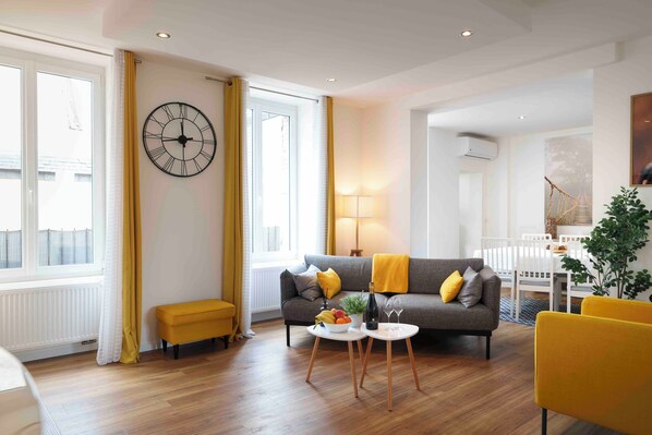 Smart-TV, bøker og stereoanlegg