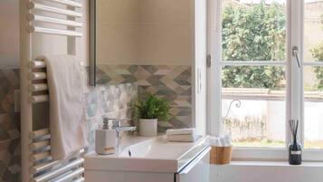 Douche, articles de toilette écologiques, sèche-cheveux, peignoirs