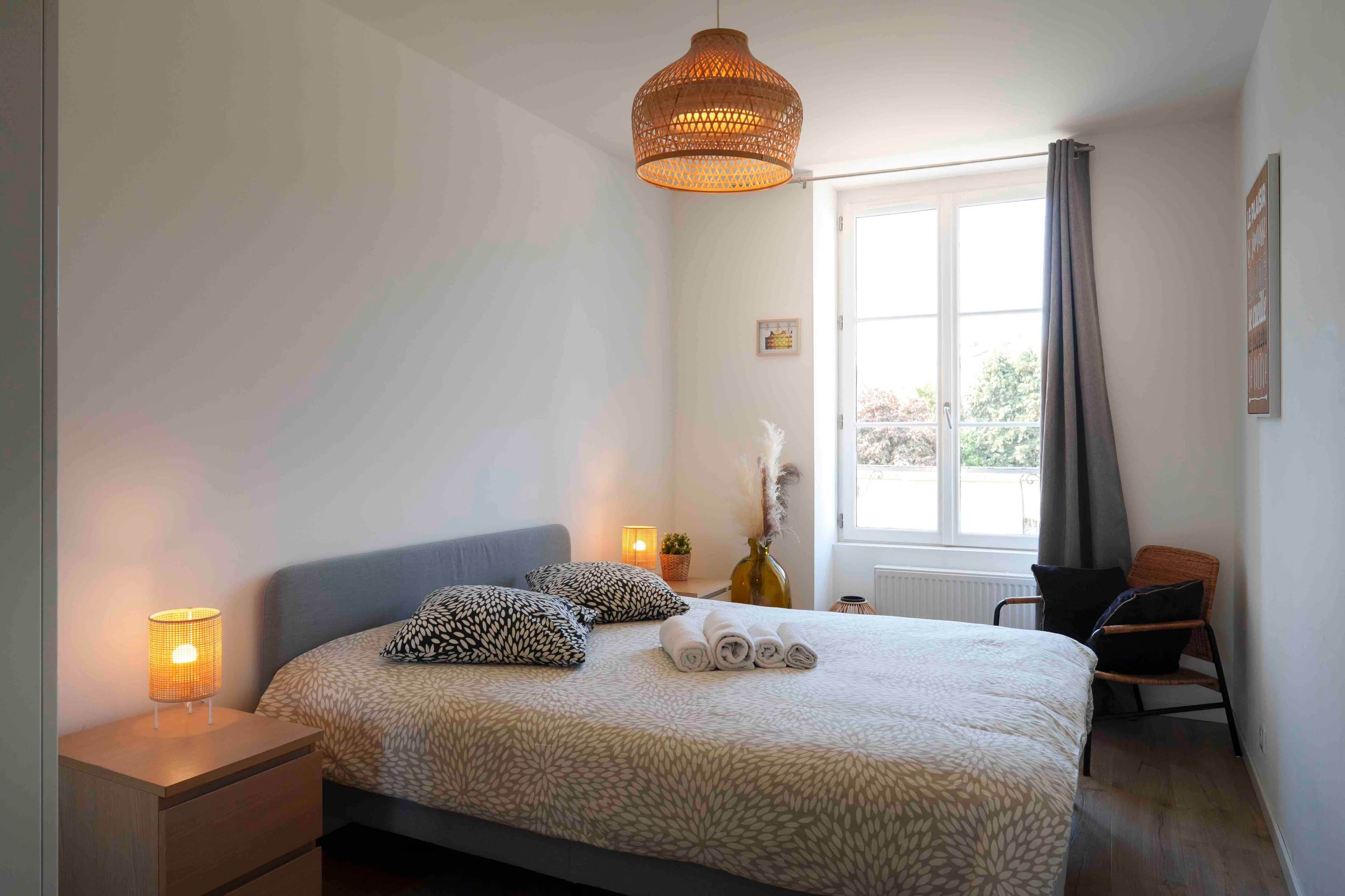 2 slaapkamers, geluiddichte muren, een strijkplank/strijkijzer