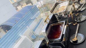 Sarapan prasmanan setiap hari dengan biaya tambahan