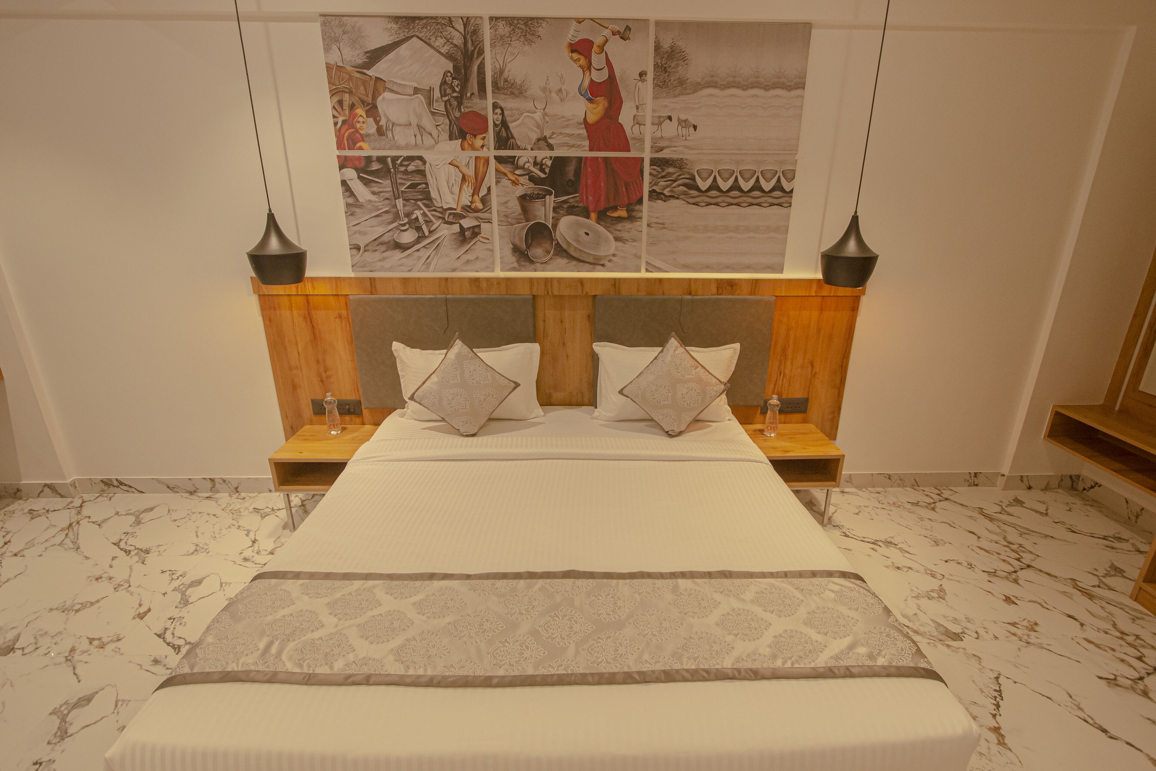 Ein Schlafzimmer mit einem großen Bett, einem Holzkopfstück, zwei Nachttischen und Wandmalerei.