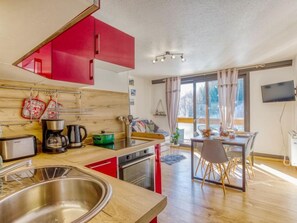 Fridge, microwave, oven, dishwasher - Vostok Zodiaque by Interhome (Le Corbier)