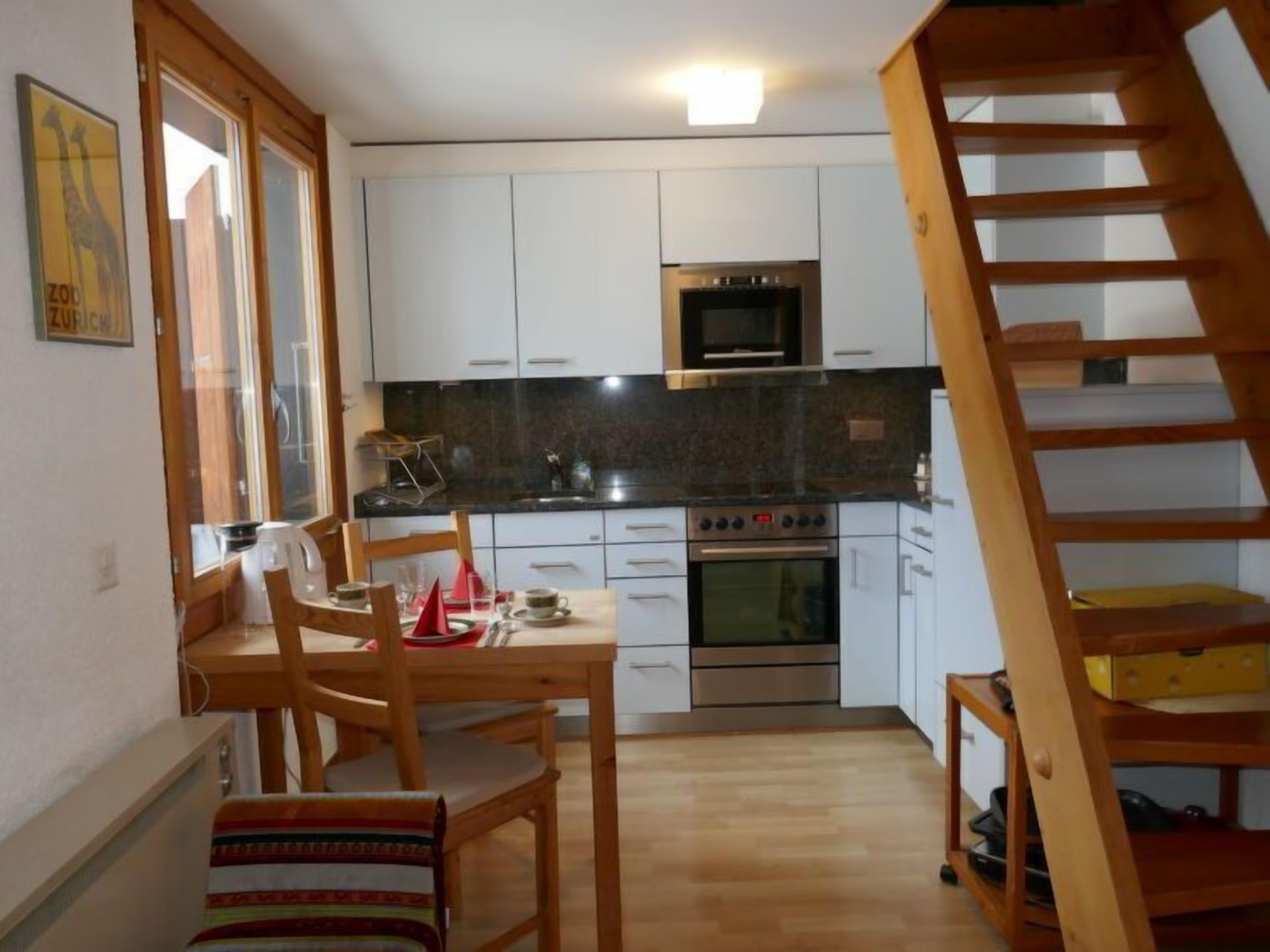 Kjøleskap, mikrobølgeovn, oppvaskmaskin og kjøkkenutstyr