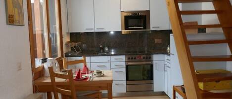 冰箱、微波炉、洗碗机、厨具/餐具