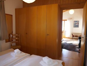 3 Schlafzimmer, Schreibtisch