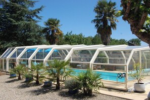Una piscina al aire libre, una piscina climatizada