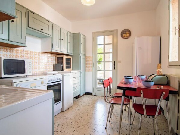 Réfrigérateur, micro-ondes, four, lave-vaisselle