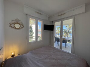 1 slaapkamer, een strijkplank/strijkijzer, wifi