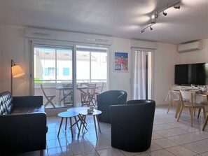 TV - Spacious 3BR Apt with A/C, Pool & Terrace - 600m from Grand Plage, Le Lavandou (Le Lavandou)