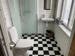 Biệt thự có thiết kế đặc trưng, quang cảnh hồ, cạnh hồ | Phòng tắm | Khăn tắm 