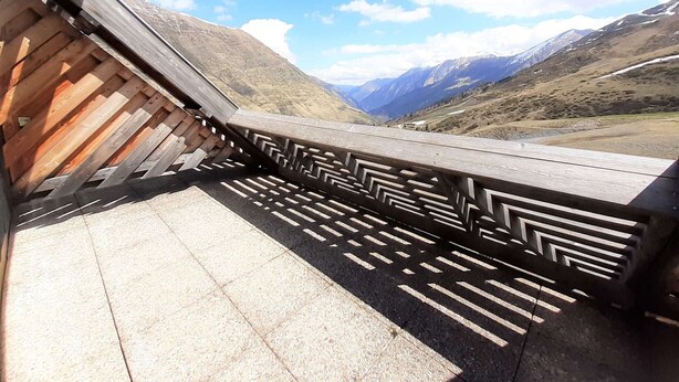 A wooden balcony with patterned railings overlooking a mountainous landscape. - Cozy Studio for 6 with Mountain View, Ski Locker, and Modern Amenities in Piau-Engaly (Piau-Engaly)