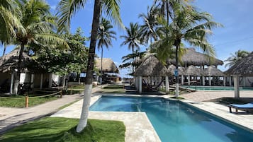 2 Außenpools, geöffnet von 07:00 Uhr bis 22:00 Uhr, Cabañas (kostenlos)